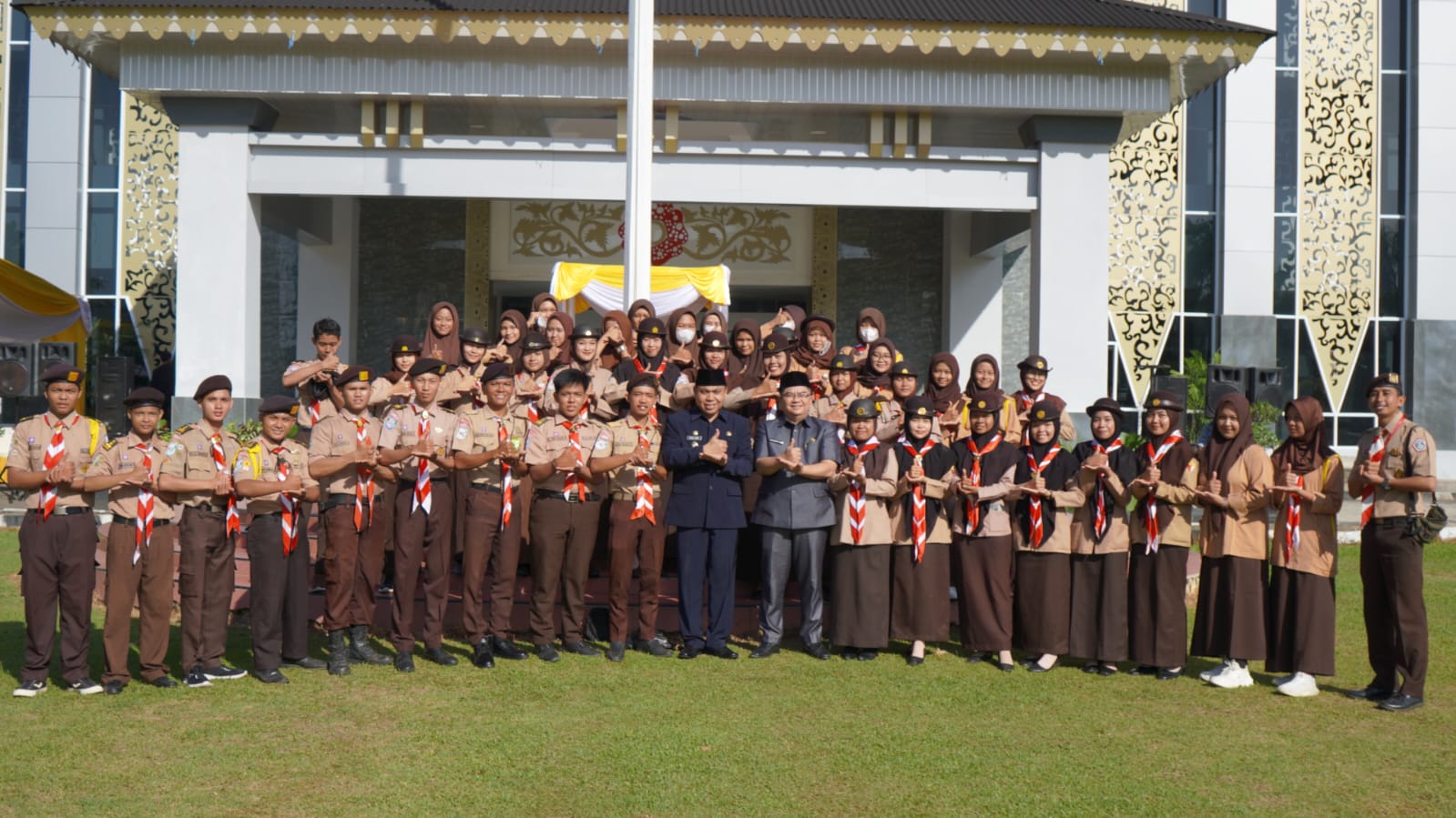 Ini menjadi tanggung jawab kita bersama bagaimana membangkitkan kembali nilai-nilai luhur Pancasila. Kalau dari pemerintah, Kesbangpol yang menjadi perpanjangan tangan untuk terus menggelorakan nilai-nilai luhur ini