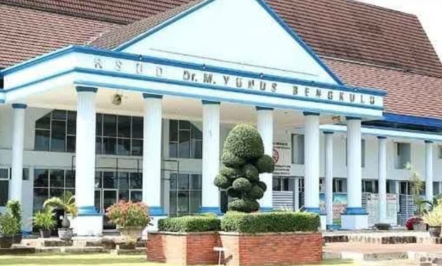 Saya sampaikan keluhan masyarakat kepada pak Gubernur terkait pelayanan RSMY. Saya kasih contoh kasus kemarin ada dua orang warga Kabupaten Kepahiang itu kecelakaan kejadian pada malam Minggu dan itu sudah dirujuk ke RSMY melaui sistem Sisrud malam Minggu tersebut, namun di sistem baru dibuka jam 09.15 WIB hari Senin. Hal ini sangat disayangkan