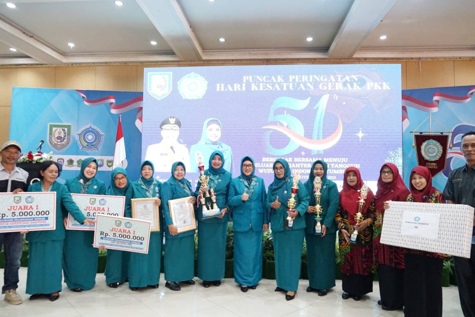 Memperhatikan posisi dan peran strategis gerakan PKK, maka TP PKK berkewajiban untuk secara konsisten mengiringi dan mendukung garis kebijakan program pemerintah.