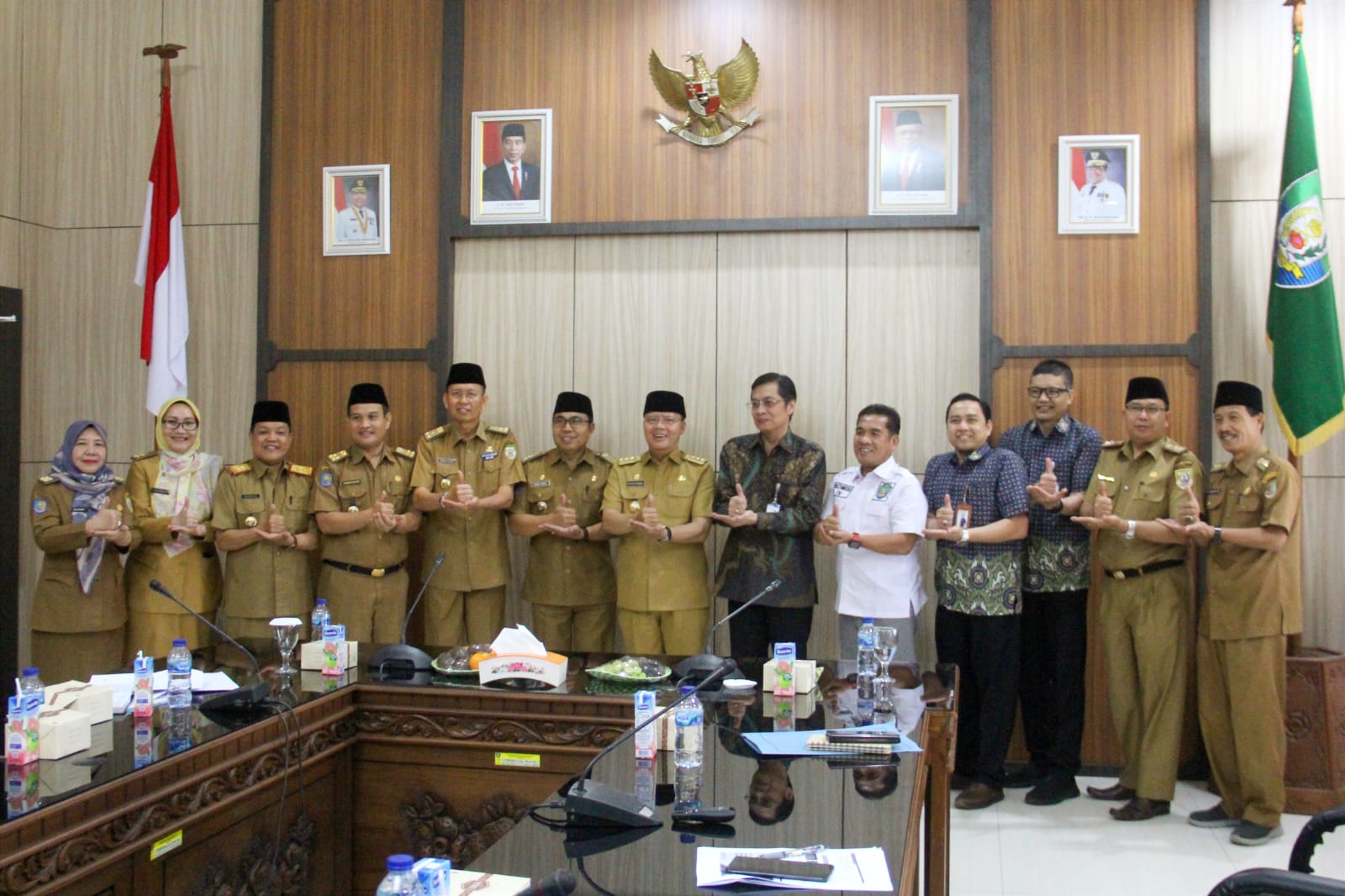 Gurbernur Rohidin usai Pertemuan Forum Komunikasi Pemangku Kepentingan Utama JKN Provinsi Bengkulu Tahap I Tahun 2023 di ruang rapat Lantai III Pemprov