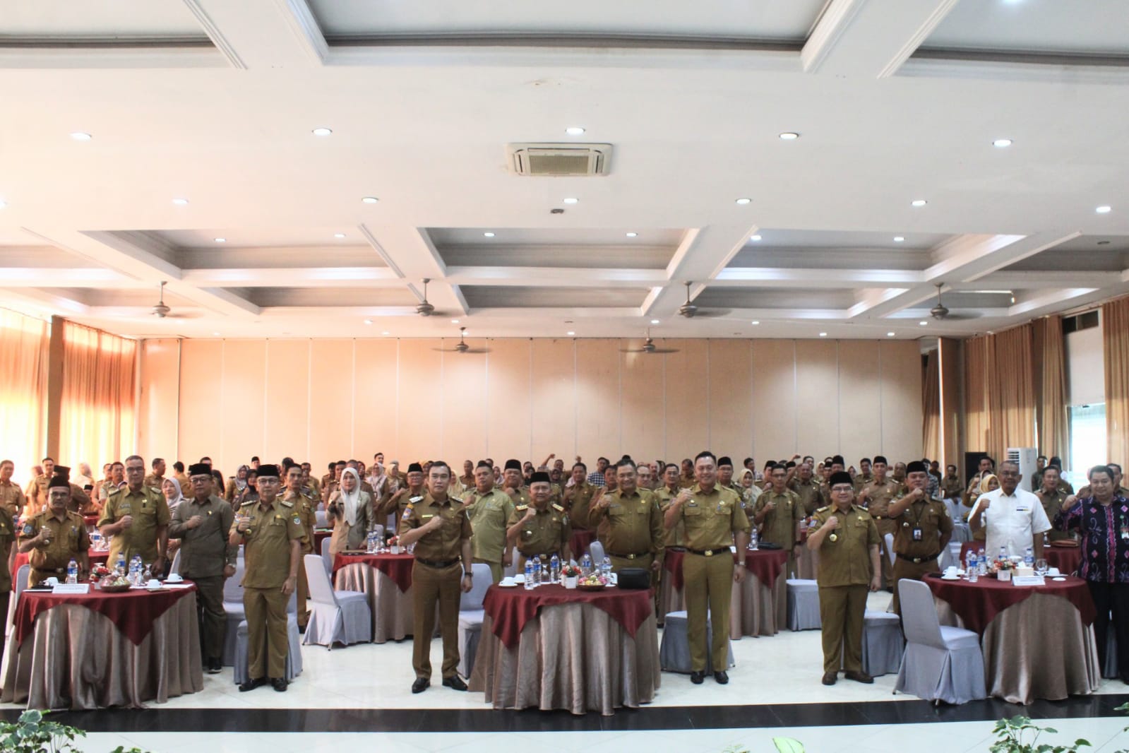Lanjutnya, untuk dana hibah bagi Penyelanggaraan Pemilu (KPU) akan dianggarkan melalui APBD sebesar Rp 100 miliar lebih untuk kegiatan tahapan penyelenggaan Pemilu.