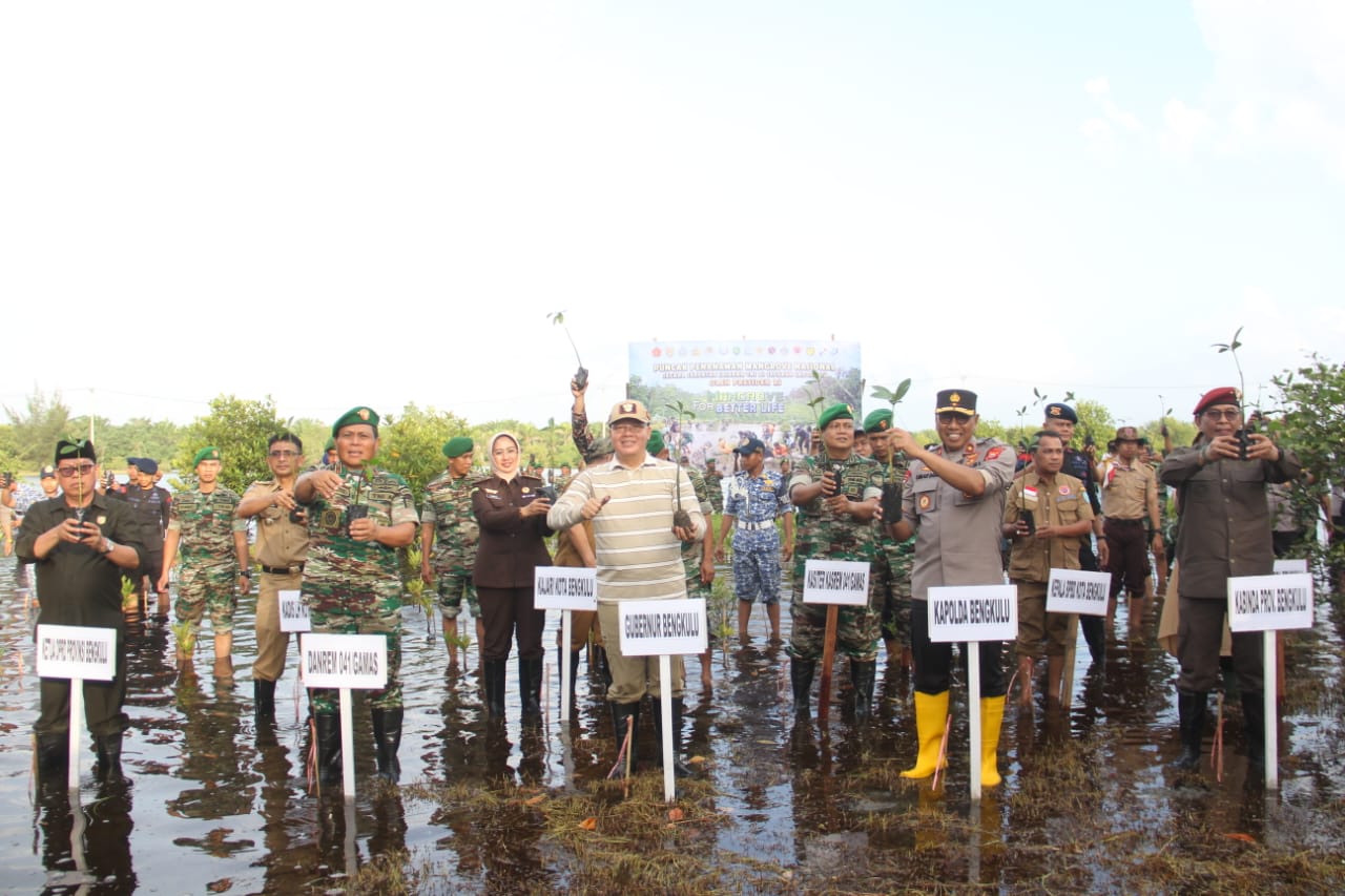 Gubernur Rohidin ingin agar Hutan Mangrove Indonesia dapat memberikan kontribusi besar dalam menjaga iklim dunia. 