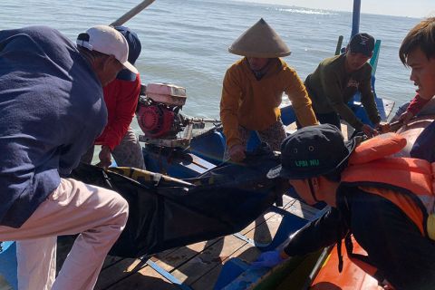 Korban tenggelam di pantai mangkang berhasil ditemukan dalam kondisi meninggal dunia, Sabtu,12/8/23 (Foto: Erin Andini)