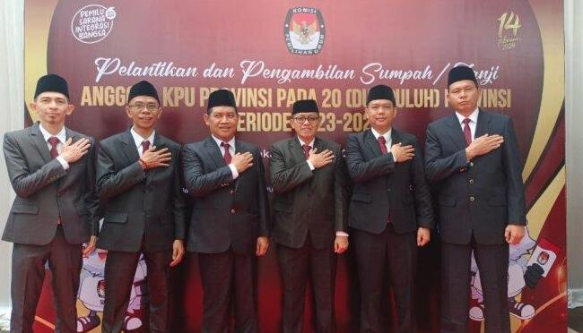 Kelima komisioner KPU Provinsi Bengkulu yang telah dilantik yakni : 1. Alpen Samsen 2. Dodi Hendra Supiarso 3. Emex Verzoni 4. Rusman Sudarsono 5. Sarjan Effendi