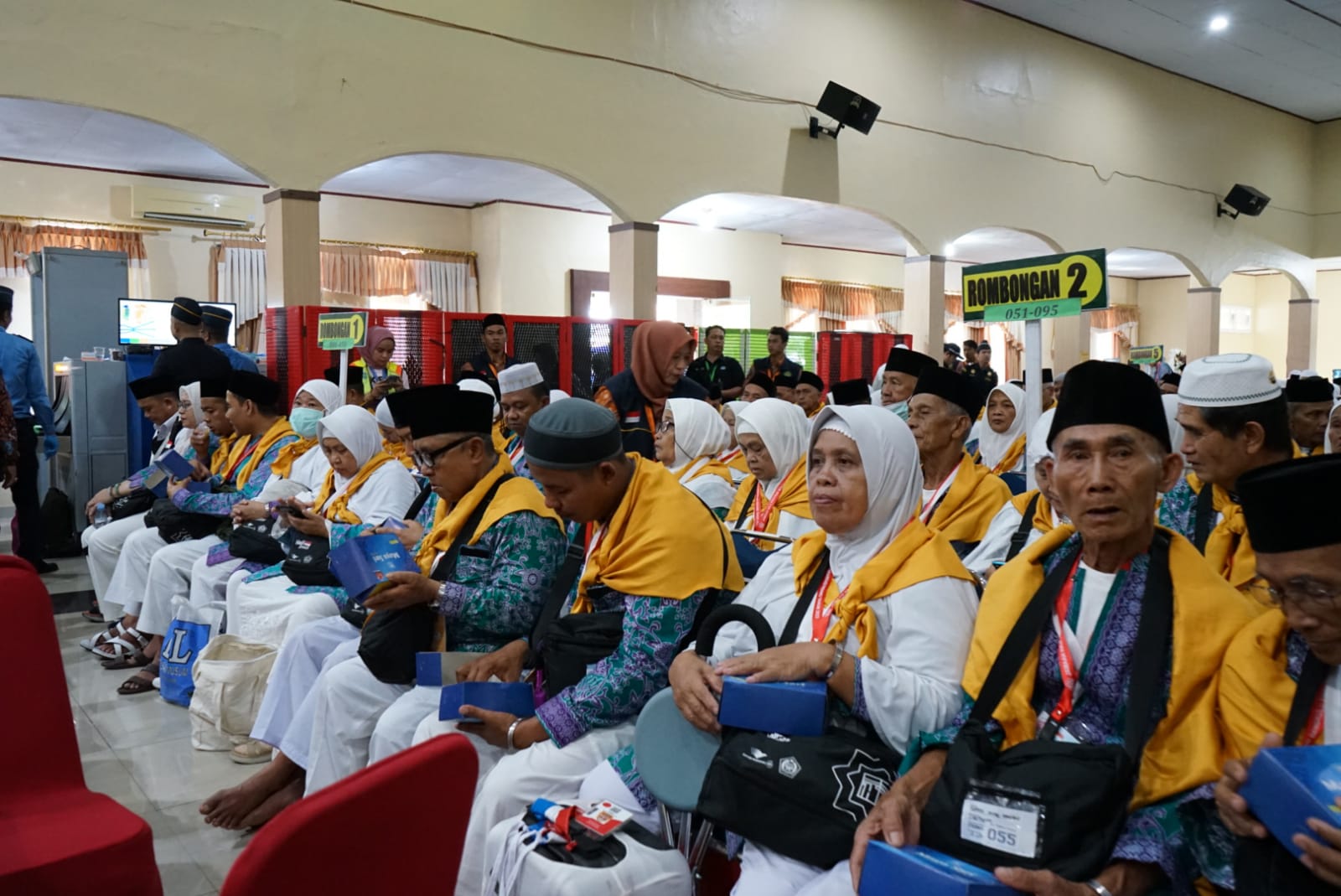 "Saya kira tidak ada hambatan, seluruh jamaah kloter 1 yang nantinya akan bergabung di kloter 7 Padang. Alhamdulillah syukur menurut laporan panitia ini akan di berangkatkan secara keseluruhan, juga yang lain-lain berjalan dengan baik lancar," jelas Hamka Sabri.