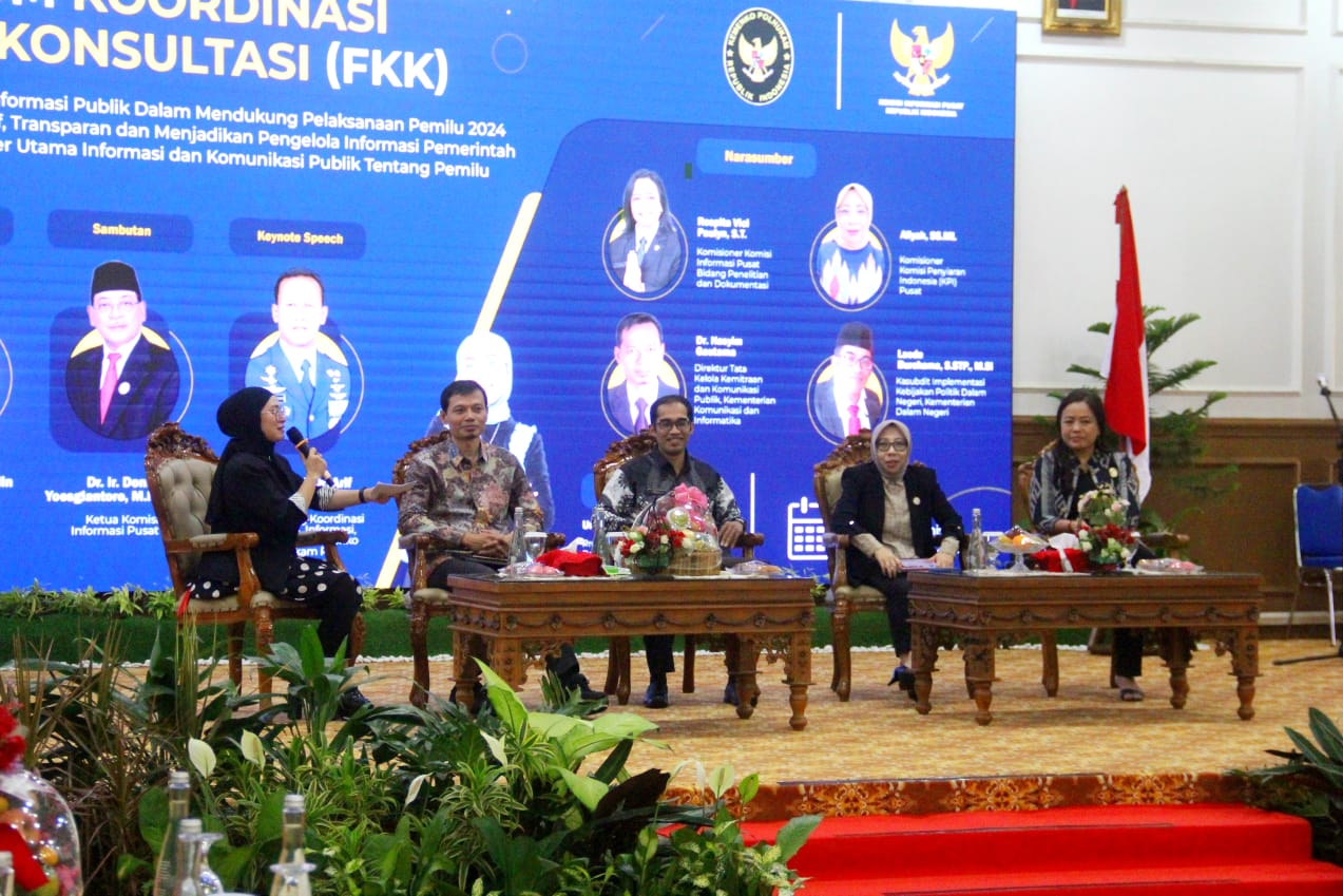 Ketua Komisi Informasi Pusat RI Donny Yoesgiantoro meminta kepada Komisi Pemilihan Umum (KPU) dan Badan Pengawas Pemilu (Bawaslu) penyelenggara pemilu di daerah untuk memberikan akses informasi setransparan mungkin