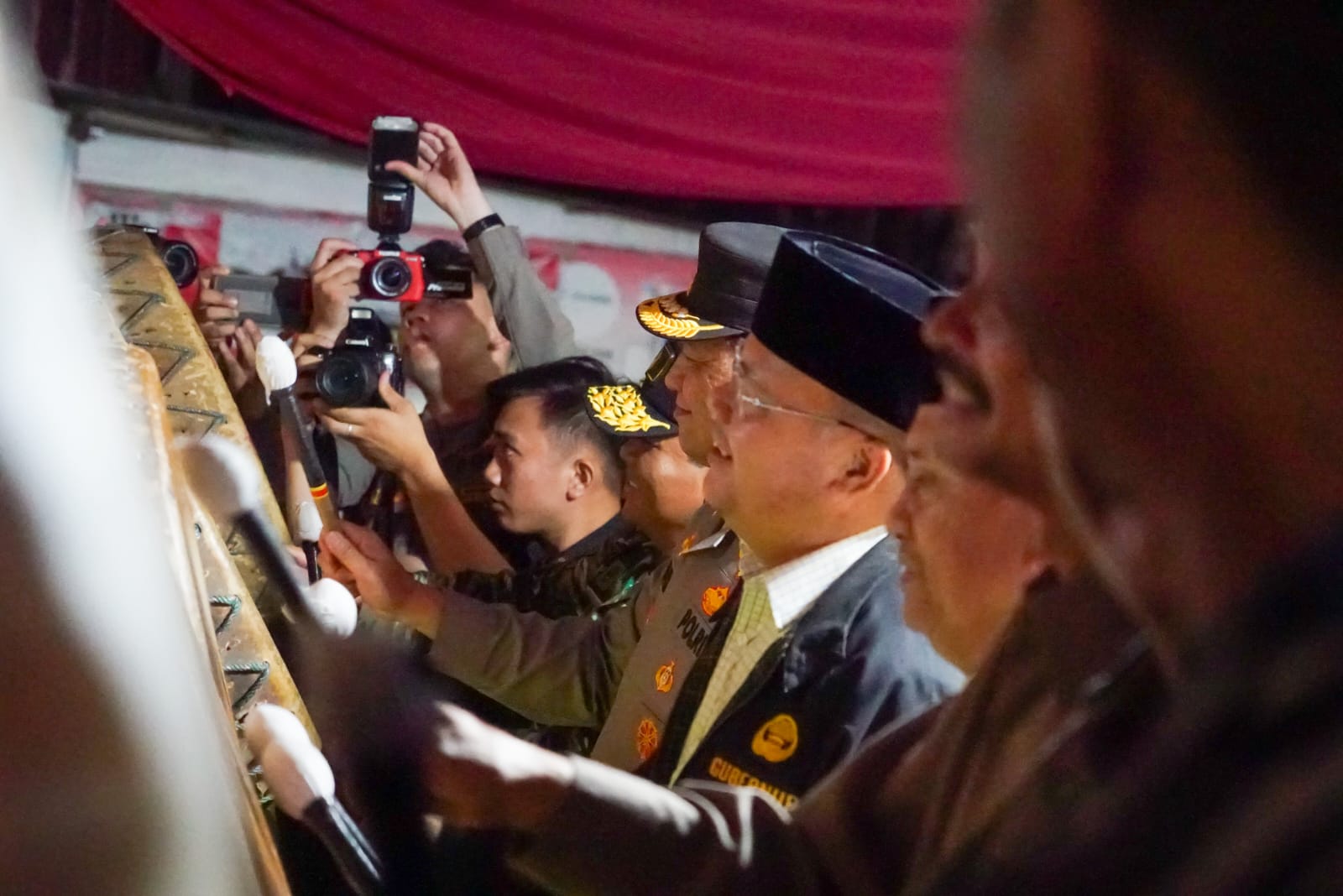 Jadi saya bersama Pak Kapolda dan rombongan langsung turun dan ikut nokok dhol bersama, sebagai bentuk apresiasi dan penghargaan tinggi kepada masyarakat setempat atas semangat bersuka cita sambut lebaran