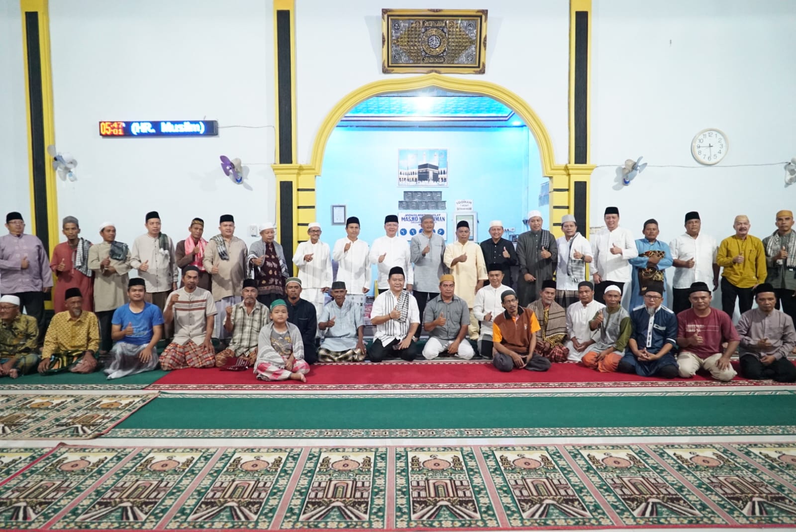 Gubernur Bengkulu Rohidin Mersyah usai Shalat Subuh Berjama'ah dan melakukan Penyerahan Bantuan di Masjid Nurul Iman Desa Pulau Makmur Kecamatan Ipuh Kabupaten Mukomuko