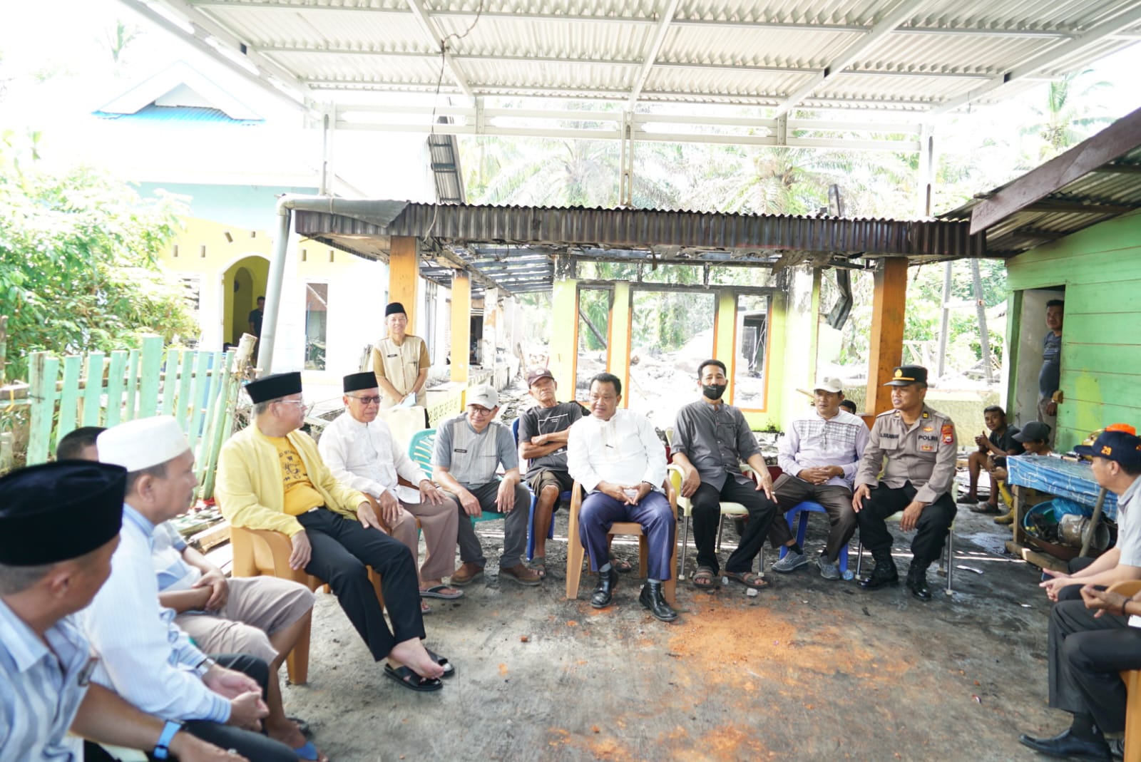 Gubernur Rohidin memberi ucapan duka cita atas musibah yang menimpa keluarga Eko Suanda, sekaligus memberikan semangat dan motivasi kepada Eko.