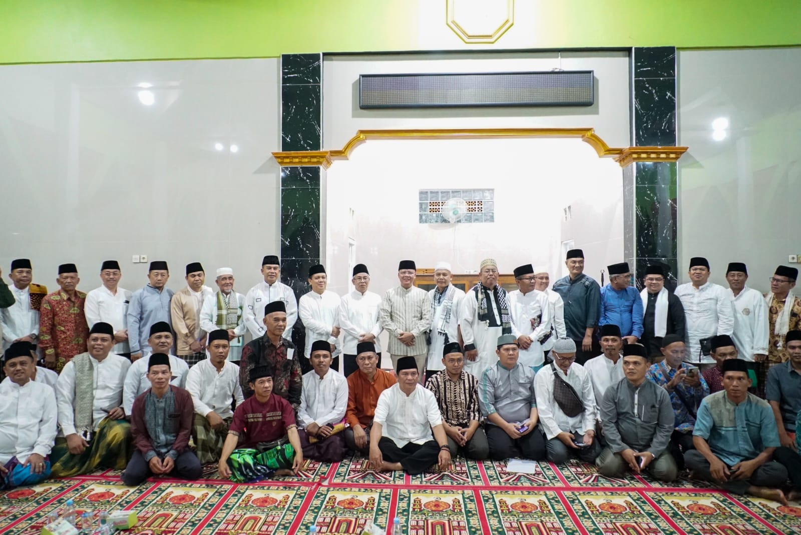 "Jika ada niat, kemauan dan kompak, yakin pasti berhasil. Tidak ada yang gagal membangun sebuah masjid itu," tegas Gubernur Rohidin.