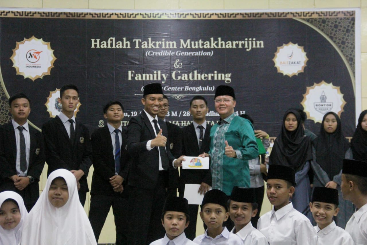 Dalam kesempatan ini Gubernur Rohidin juga menyerahkan bantuan kepada Shigor Center Bengkulu dan berbagi doorprize bagi santri yang dapat menjawab beberapa pertanyaan.