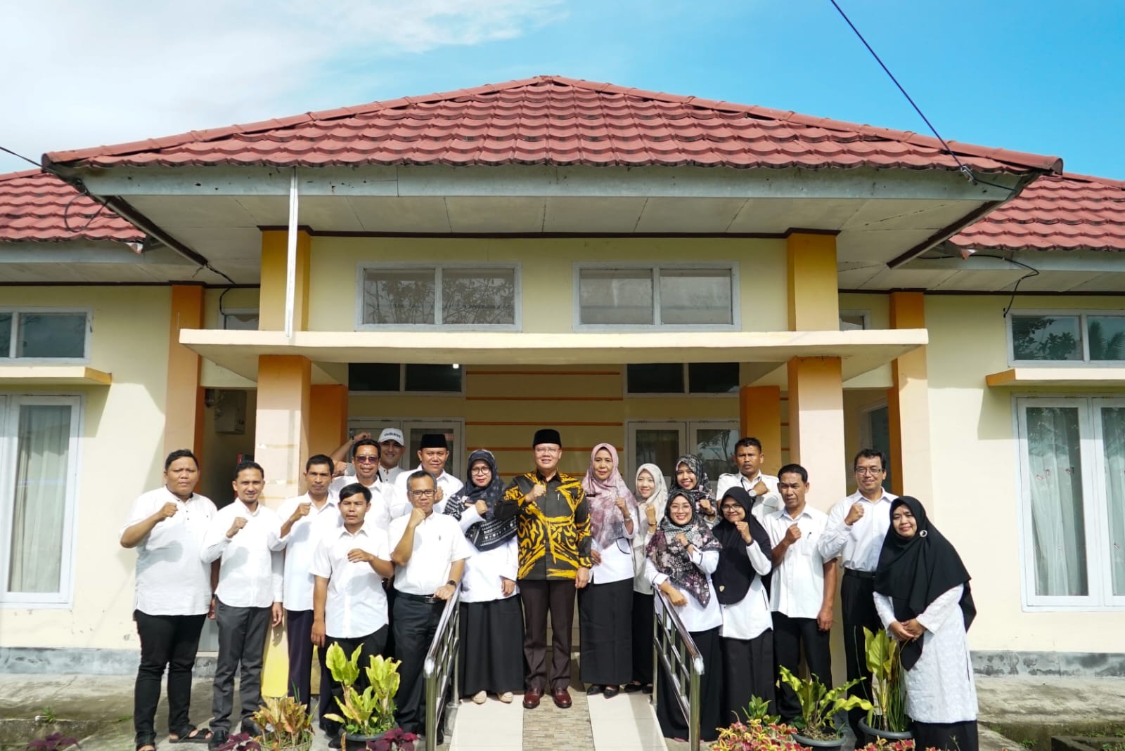 Gubernur Rohidin juga memberikan arahan kepada seluruh pegawai PPD Samsat Curup untuk terus meningkatkan kinerja dan tetap solid.
