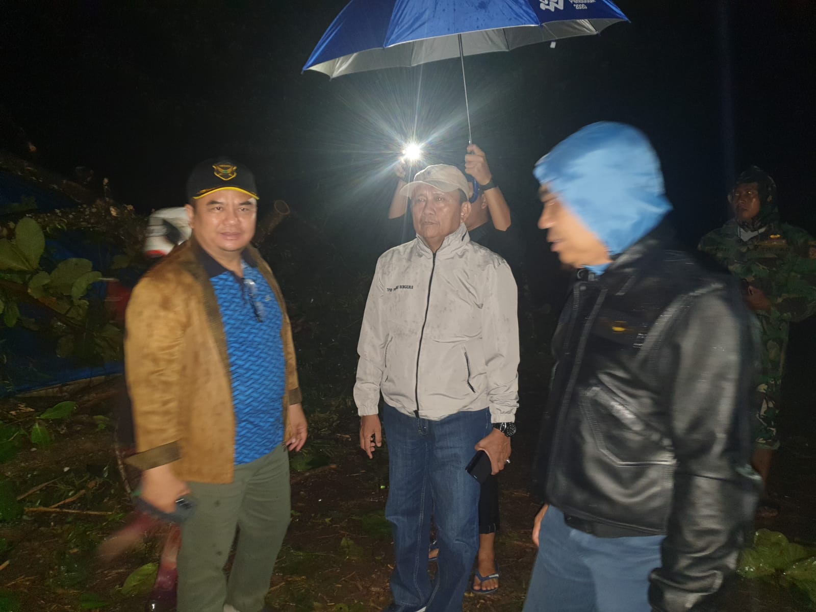 Tampak hadir mendampingi dalam kesempatan itu, Asisten I Setda Provinsi Bengkulu Kharil Anwar, Kadis PUPR Provinsi Bengkulu Tejo Soeroso dan Kadis Kominfotik Provinsi Bengkulu M. Redhwan Arif.