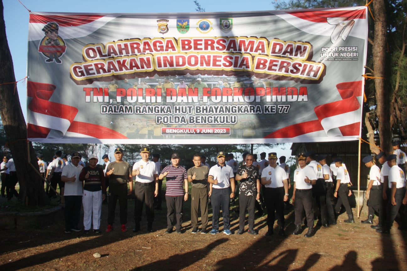 Lebih dari itu lanjut Gubernur Bengkulu ke-10 ini, keterlibatan masyarakat khususnya yang berjualan di sepanjang kawasan Pantai Panjang, baik dari pedagang UMKM maupun pelaku usaha juga sangat menentukan. Lebih dari itu kesadaran wisatanya untuk tidak membuang sampah sembarangan juga sangat penting.