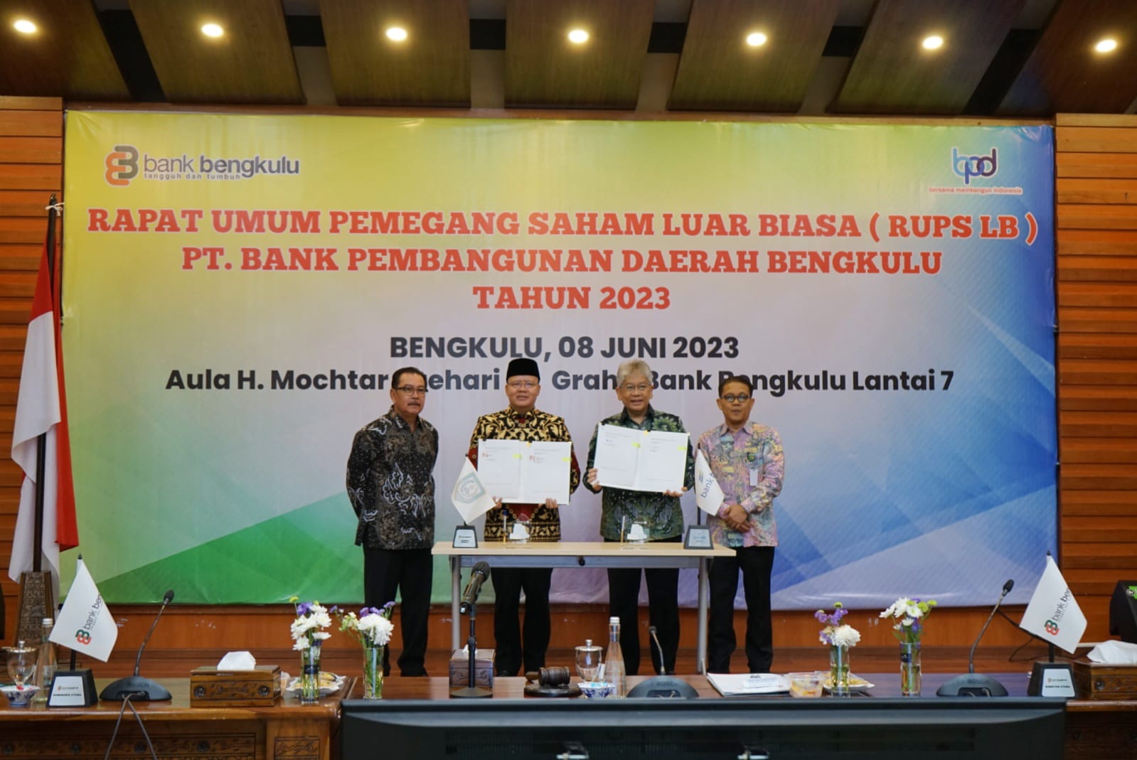 Pada RUPSLB kali ini juga digelar penandatanganan MoU bersama PT Bank Pembangunan Daerah Jawa Barat dan Banten, Tbk (Bank bjb), sebagai tindak lanjut penyertaan modal dari Kelompok Usaha Bank (KUB) dengan BJB.