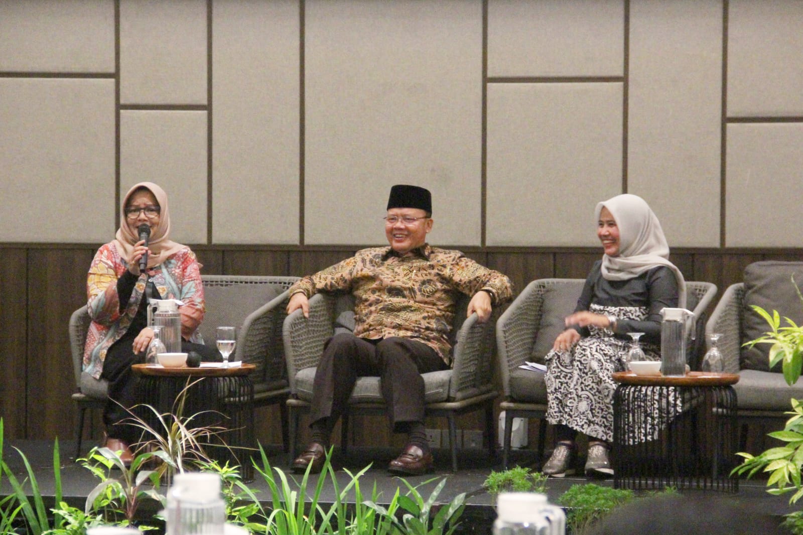 Gubernur Rohidin menambahkan, bahan- bahan pemberitaan dapat melalui promosi wisata yang ada di Provinsi Bengkulu, menyesuaikan dengan regulasi serta kebutuhan yang ada agar lebih menjadi daya tarik bagi khalayak yang melihat program acara tersebut.