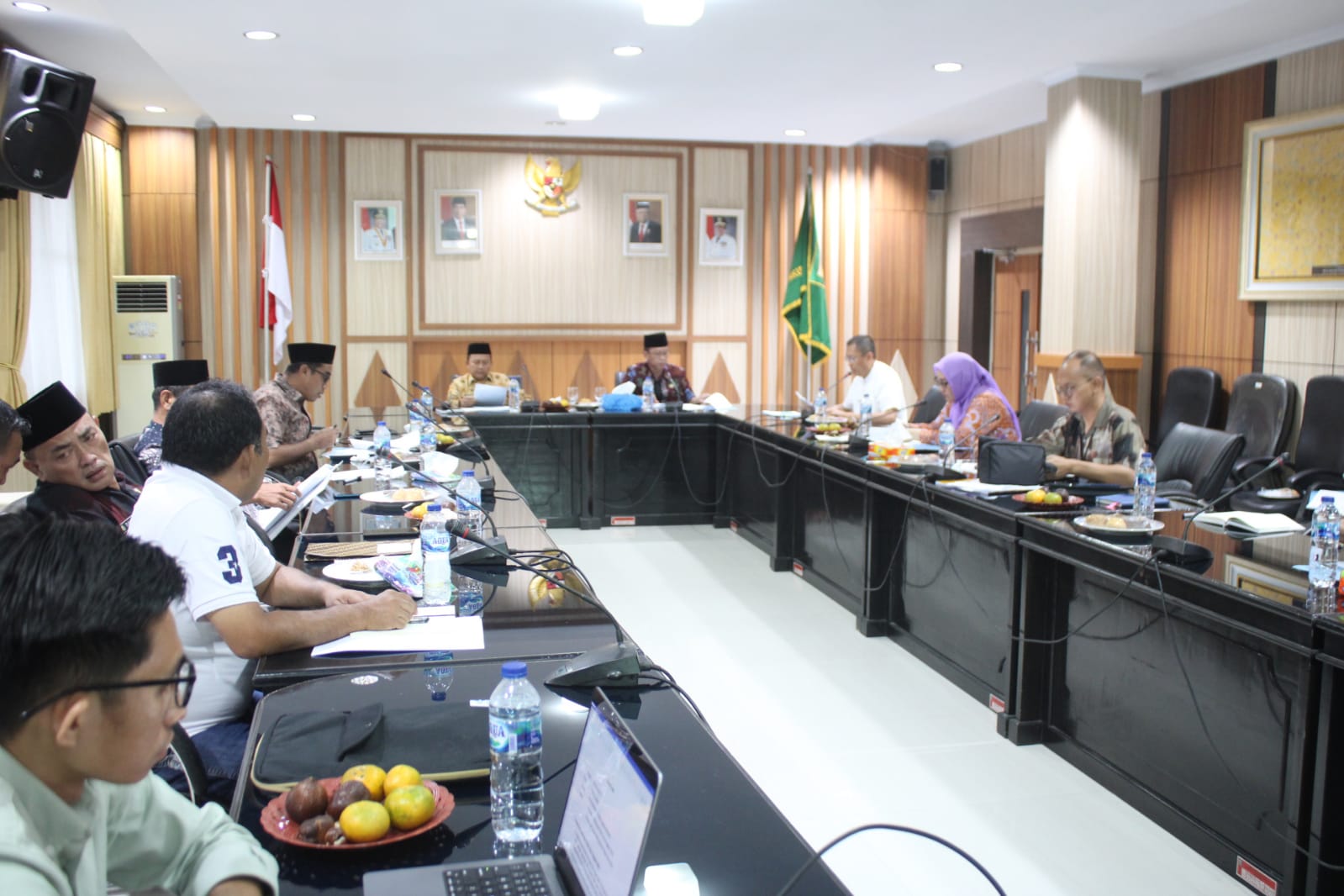 Hibah untuk ke masyarakat sudah clear, sedangkan hibah untuk penyelanggara Pemilu tahun 2024 masih kita bahas terkait besaran dana hibah yang akan diberikan," sebut Sekda Hamka, usai rapat.