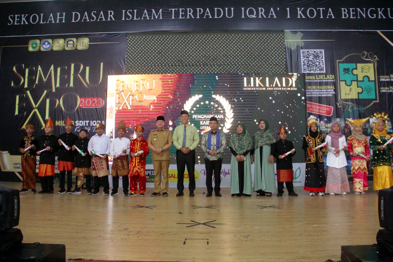 Gubernur Rohidin saat  menghadiri  acara Milad SDIT Iqro' Kota Bengkulu Sekaligus Lauching LIKLADI 1000 Karya, Winaqur, Wisuda Qur'an dalam Rangka SEMERU EXPO ke-24 Tahun 2023, di Gedung Balai Buntar Bengkulu