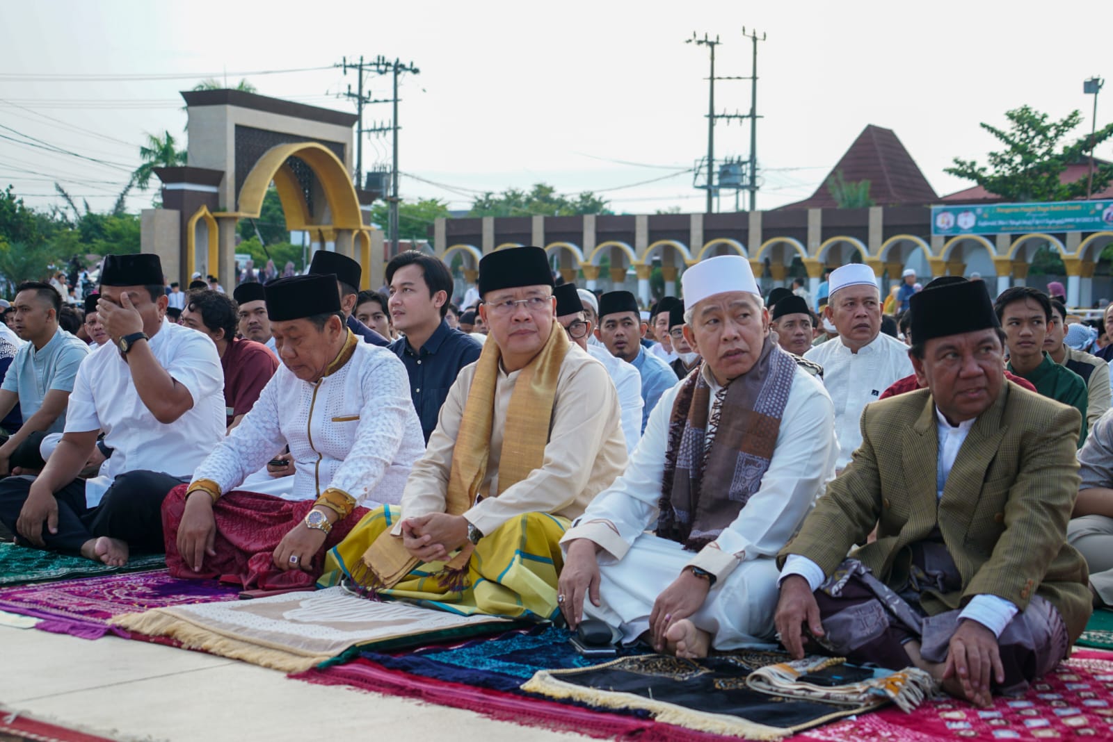 Gubernur Bengkulu Rohidin Mersyah bersama keluarga rayakan Idulfitri 1 Syawal 1444 Hijriyah. Diawali shalat eid di Masjid Raya Baitul Izzah Bengkulu