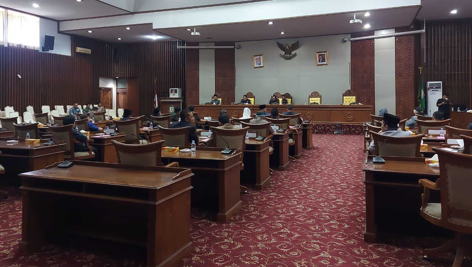 Raperda Bantuan Hukum dan Badan Musyawarah Adat setidaknya memiliki 32 pasal, namun setelah evaluasi dari Kementerian Dalam Negeri (Kemendagri) ada beberapa pasal yang tidak dimasukkan.